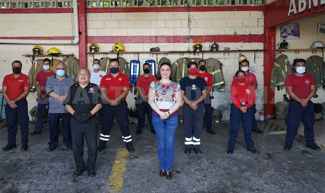 Grajales Gómez visitó a las y los bomberos en Tuxtla Gutiérrez y entregó una donación en especie para fortalecer su labor humanista. CP
