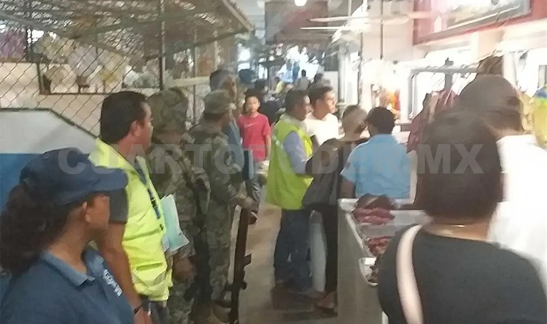 Locatarios piden a las autoridades desalojar a los vendedores ambulantes de manera pacífica antes de que exista un conflicto. CP