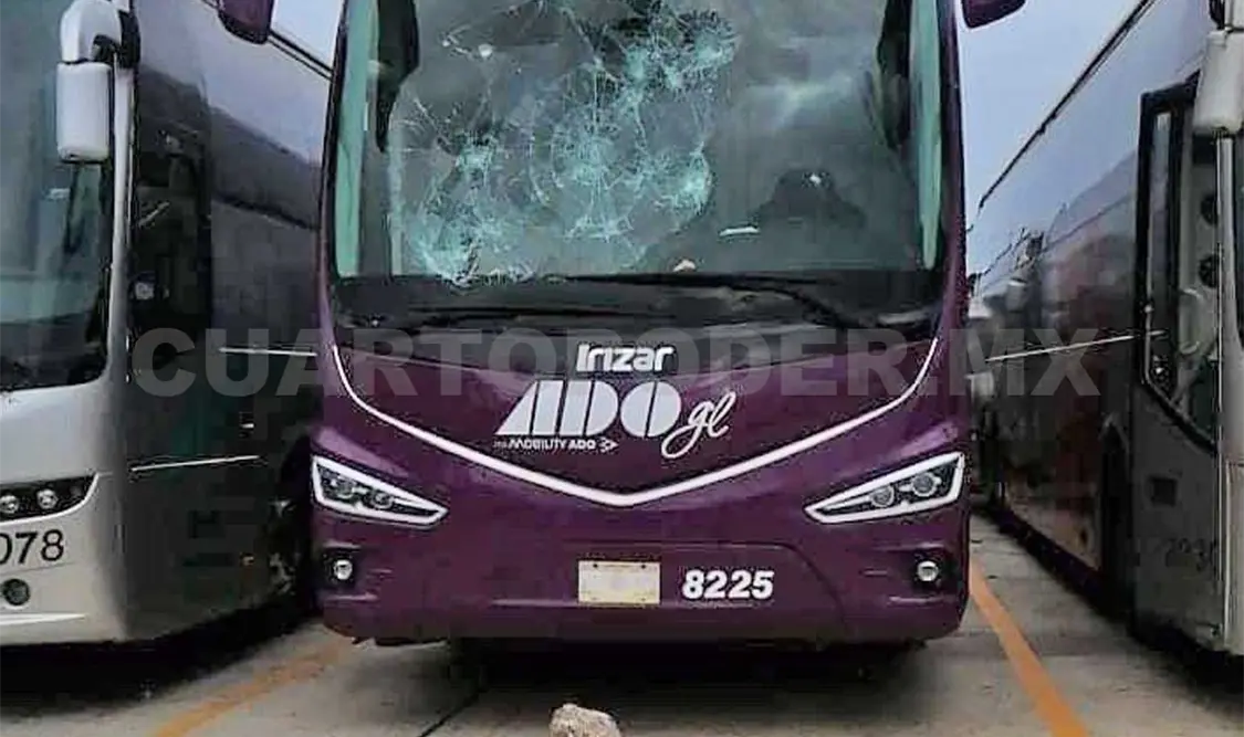 Presuntos normalistas vandalizan ómnibus