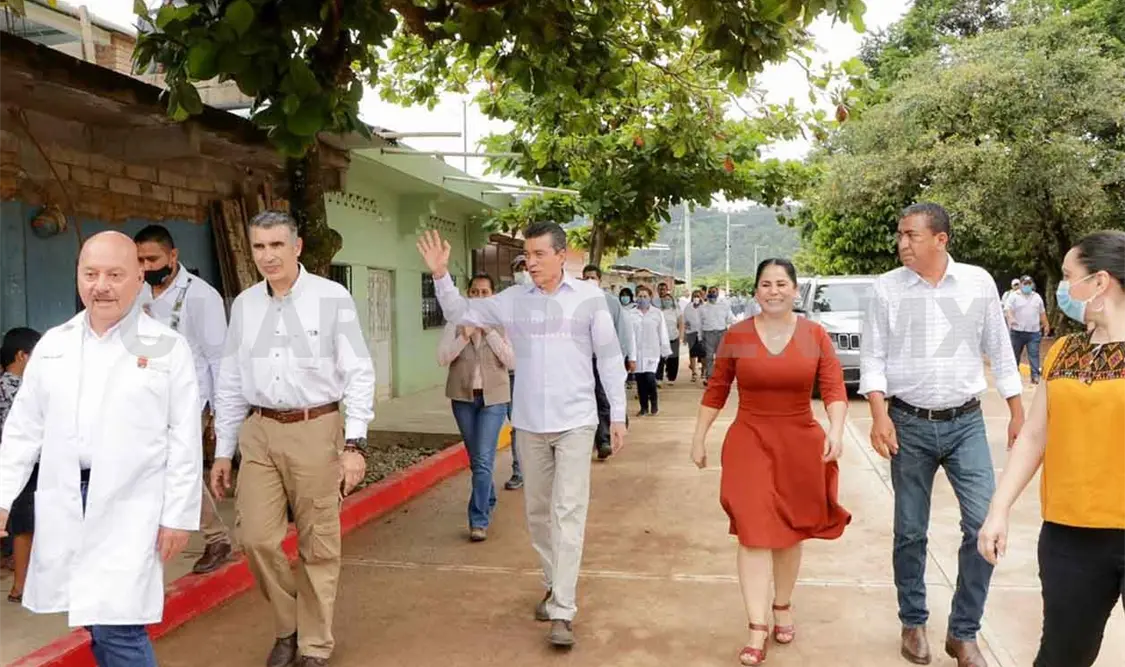 Inaugura gobernador pavimentación de calles