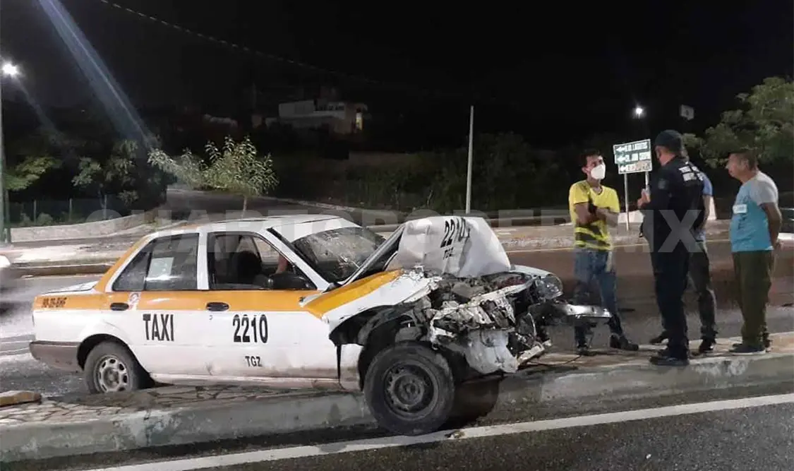 Camioneta da vuelta en “u” y causa percance