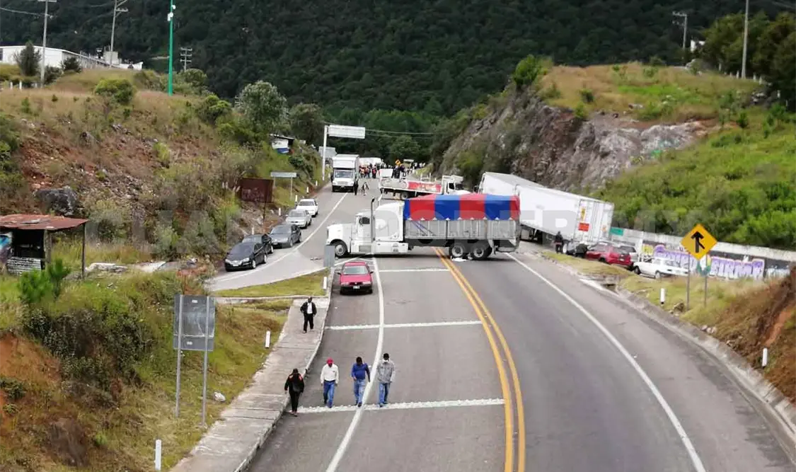 Bloquean carretera San Cristóbal-Tuxtla