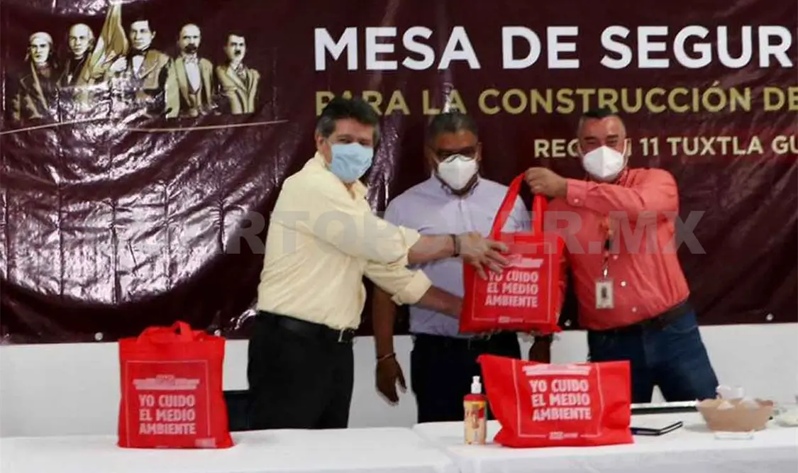 Dona Oxxo cubrebocas a autoridades municipales