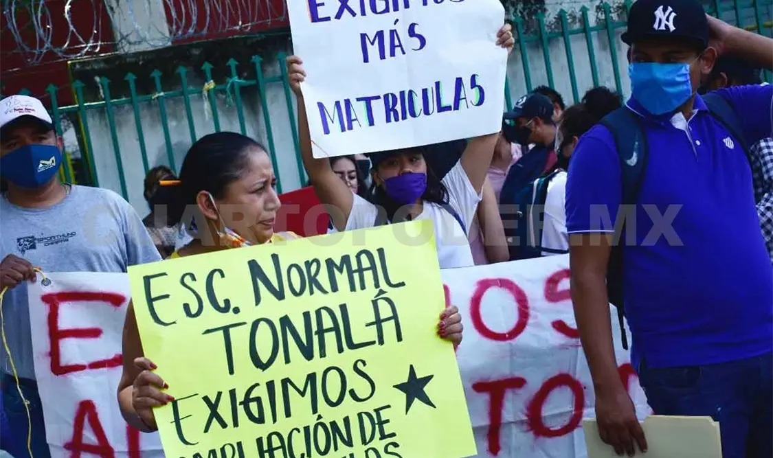 Normalistas y padres de familia se unen en protestas