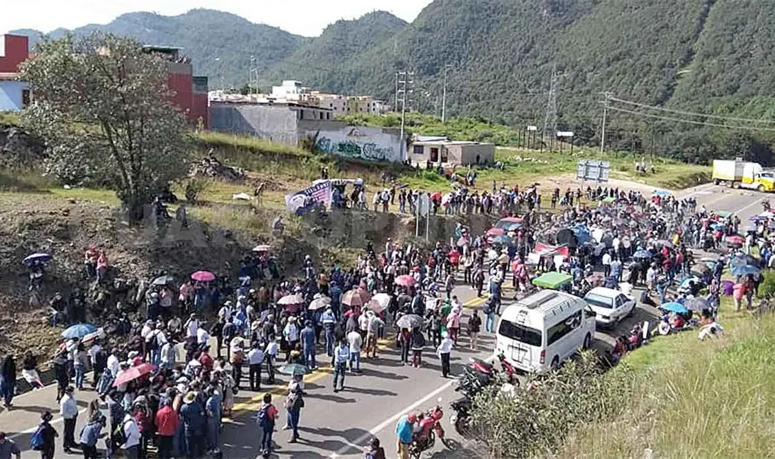 Bloquean carretera para exigir obras