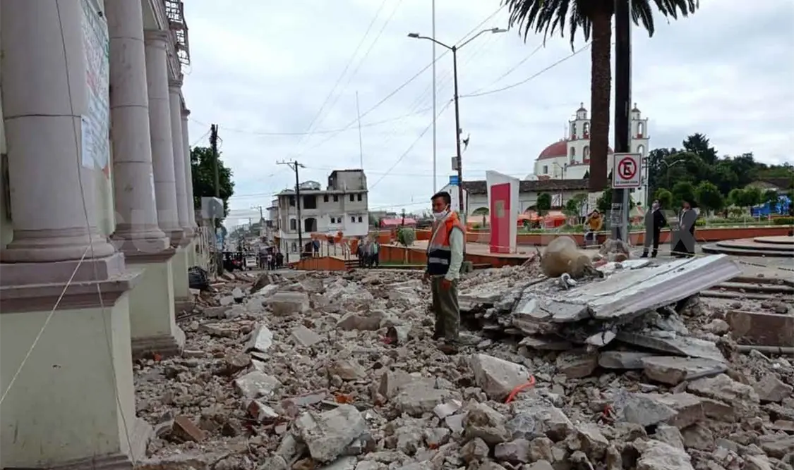 Se derrumba parte de Palacio Municipal de Hueyapan