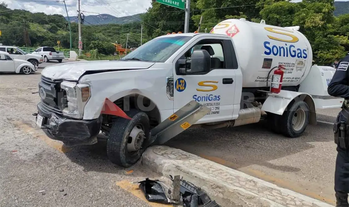 Diez lesionados en choque entre pipa y colectivo