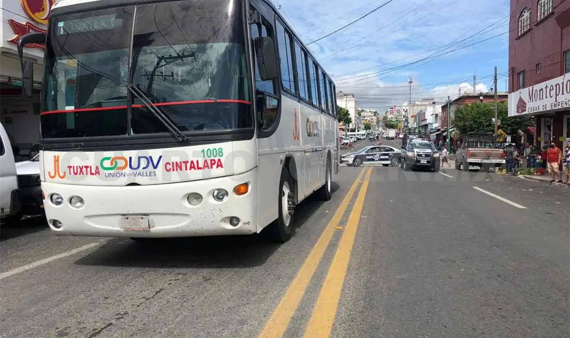 Camión de pasajeros arrolla a mujer de la tercera edad