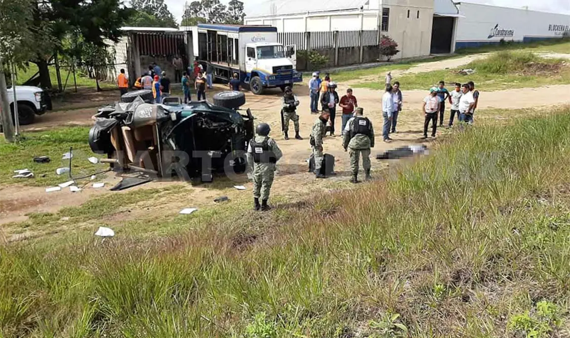 Muere mujer en volcadura; menor resulta lesionada