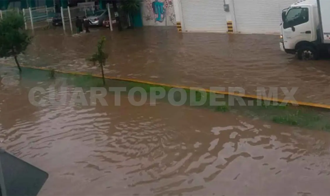 Tromba provoca severas inundaciones en calles