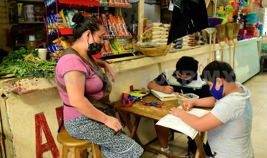 Lupita y Jesús comparten conexión para recibir clases