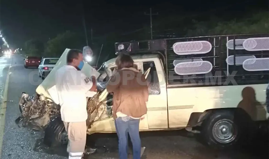 Encontronazo provoca volcadura de camión