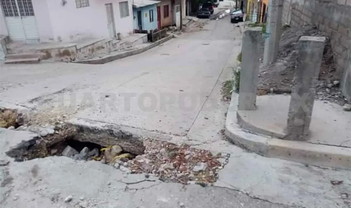 Con la llegada de las lluvias, la situación de los baches se ha agravado en la colonia. CP