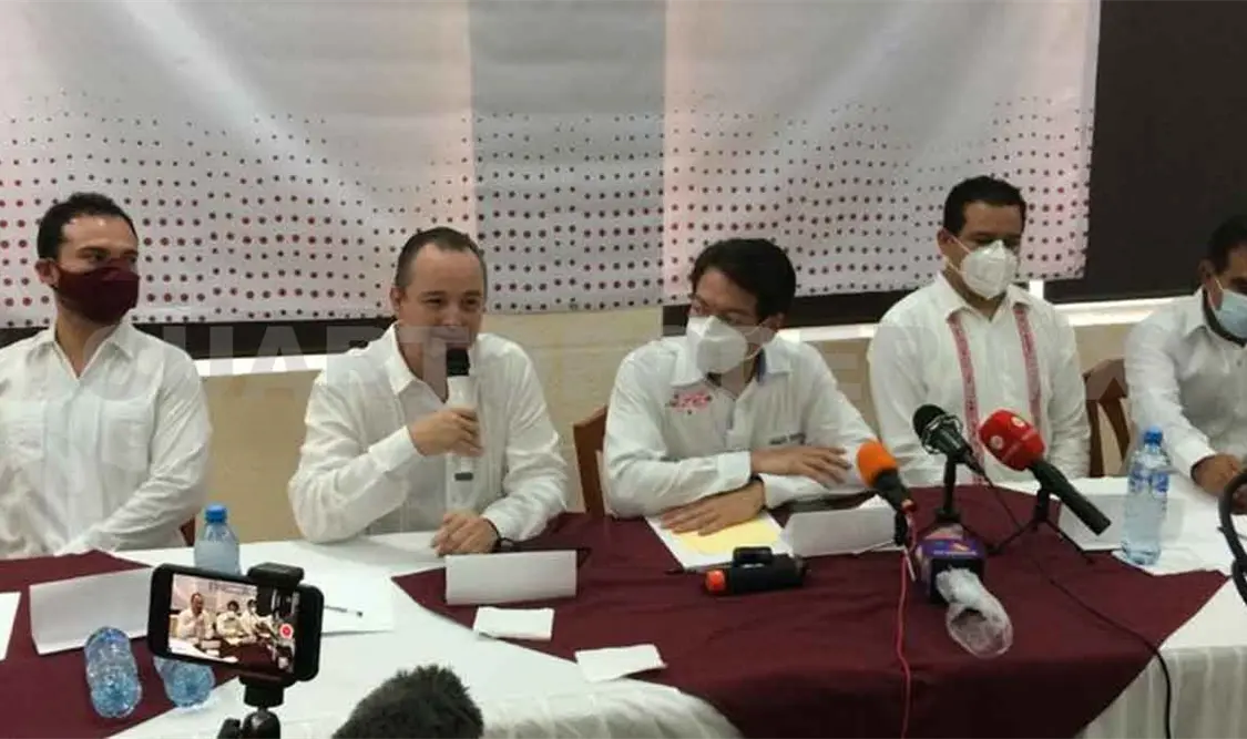 Mario Delgado arribó a Tapachula en el recorrido que realiza en el país en busca de la dirigencia de Morena. Ramón García / CP