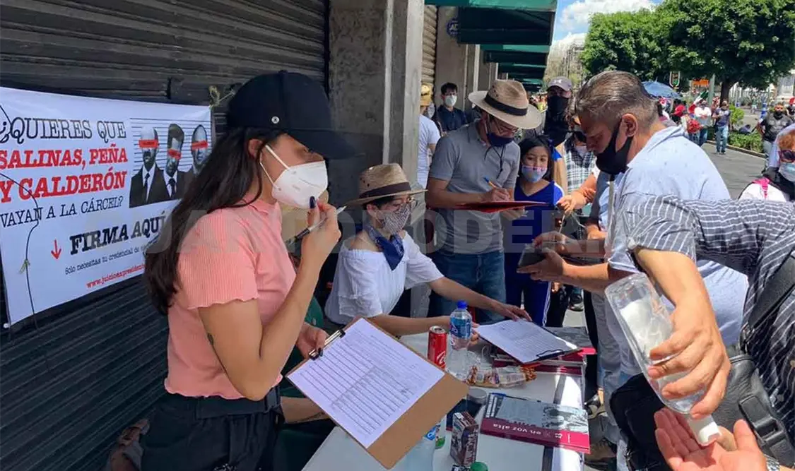 Morena recolecta firmas para respaldar juicios
