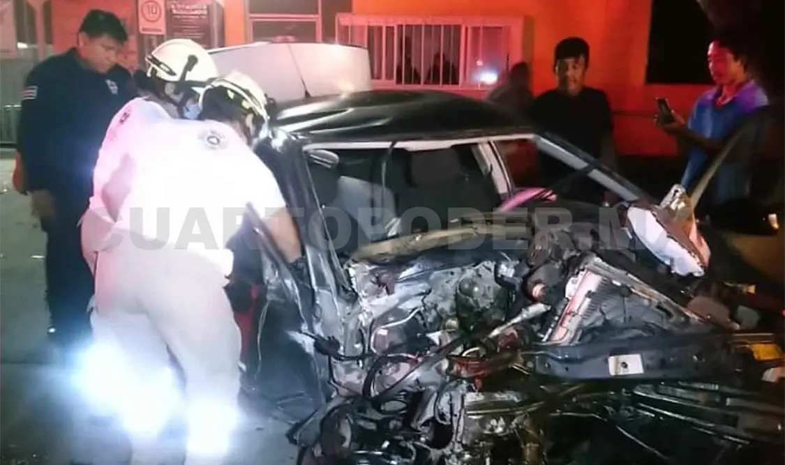 Copiloto termina atrapado en volcadura