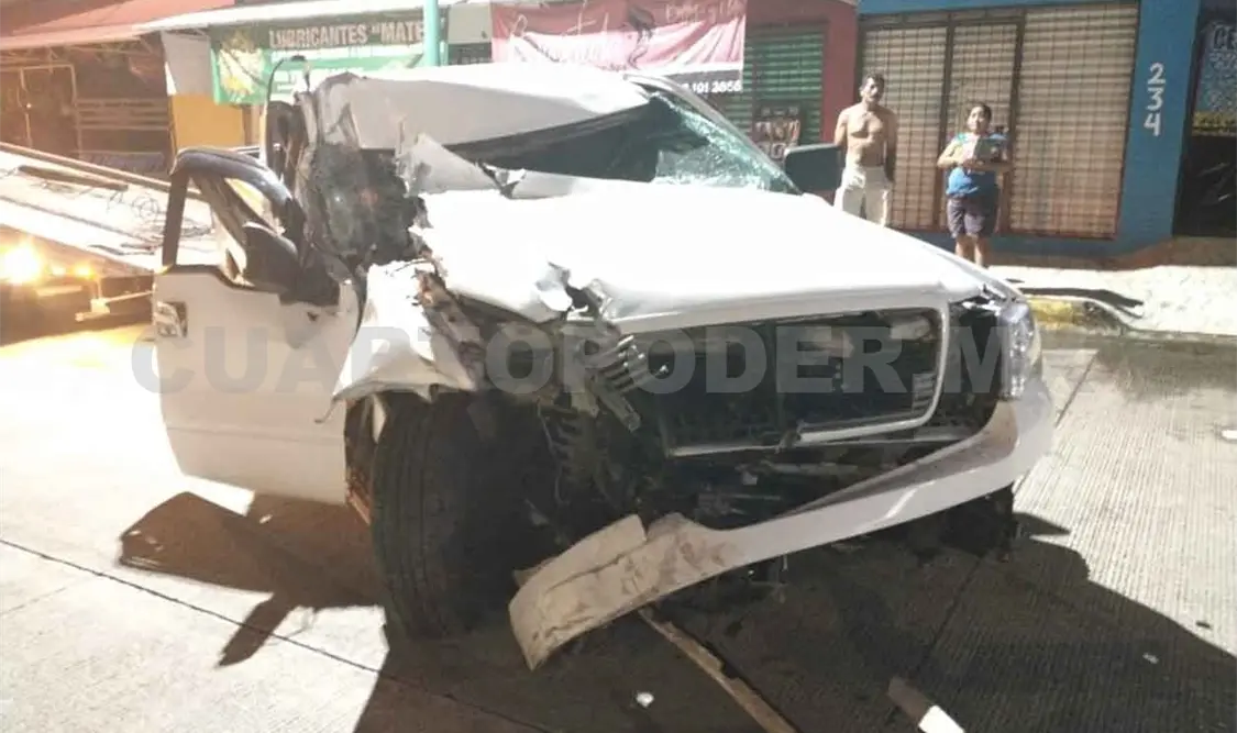 Pick up choca contra volteo
