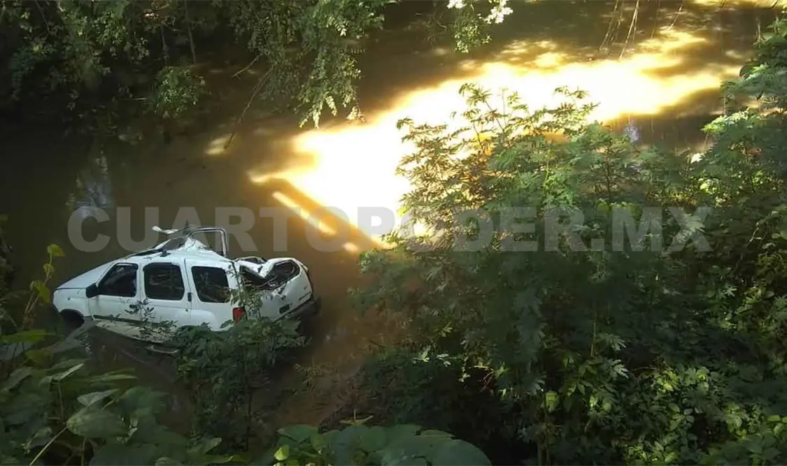 Mujer sale ilesa de aparatoso percance
