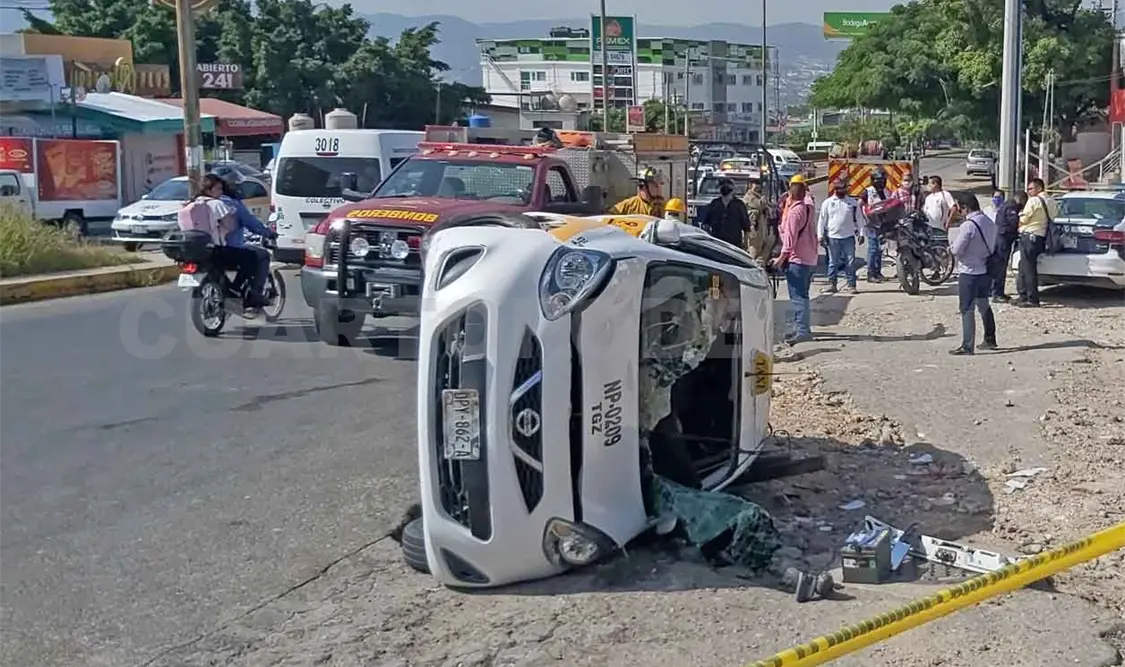 Pierde el control y vuelca taxi en calzada