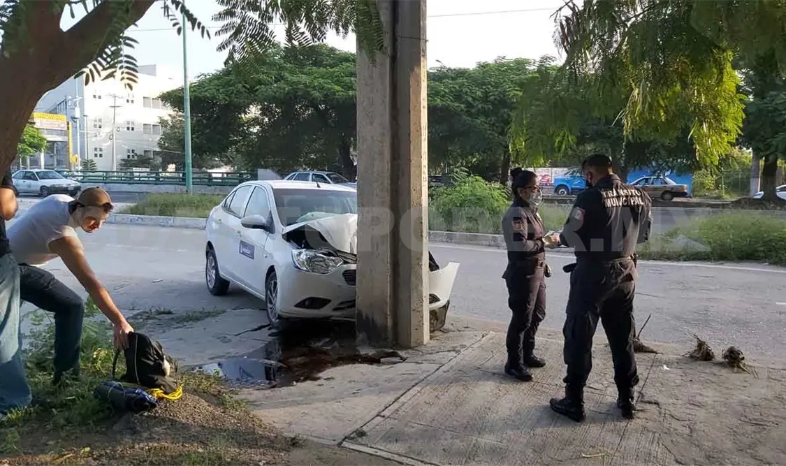 Por exceso de velocidad se estrella contra poste