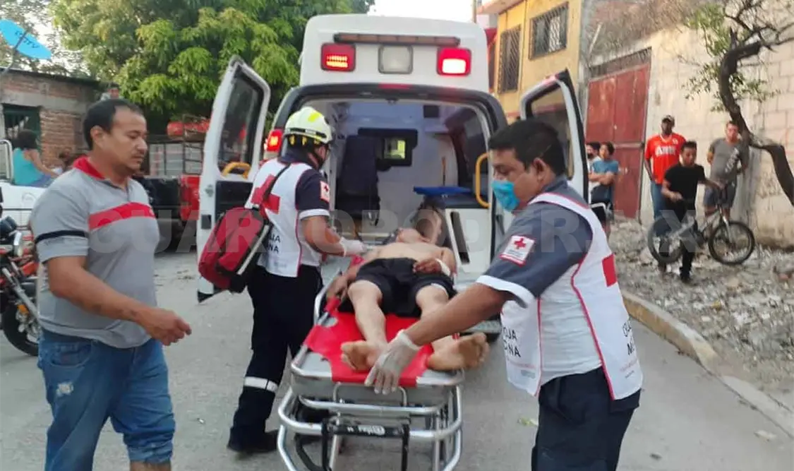 Dan par de puñaladas a hombre en trifulca