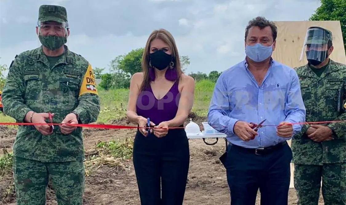 El comandante de la 36ª Zona Militar, Antonio Hernández, invitó a la edil Rosa Irene Urbina a cortar el listón del inicio de la obra. CP