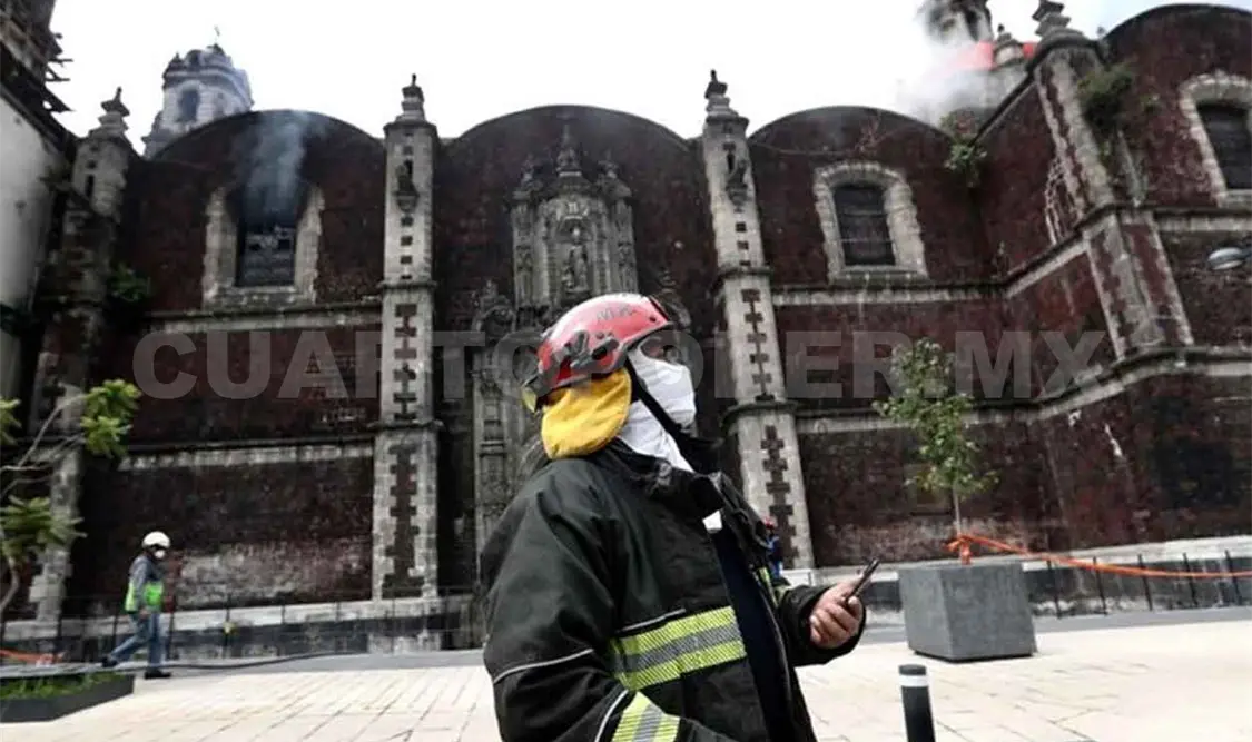 Imagen del monumento histórico dañado por el fuego. Cortesía