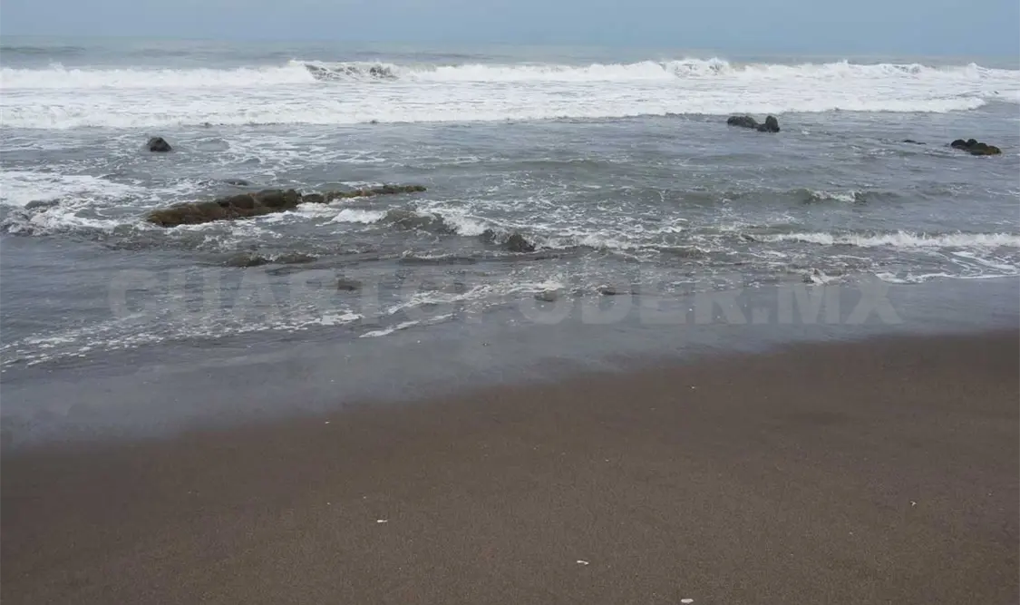 Debido al fuerte oleaje más de tres mil embarcaciones que conforman la flota pesquera permanecen varadas en el litoral chiapaneco. Cortesía