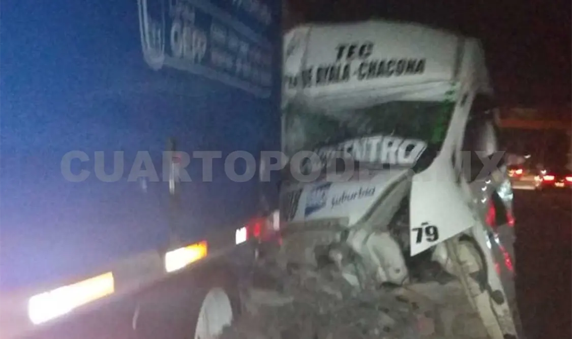 Presuntamente el exceso de velocidad y lo oscuro de la zona hicieron que el colectivero no pudiera ver el camión estacionado. Ulises López / CP