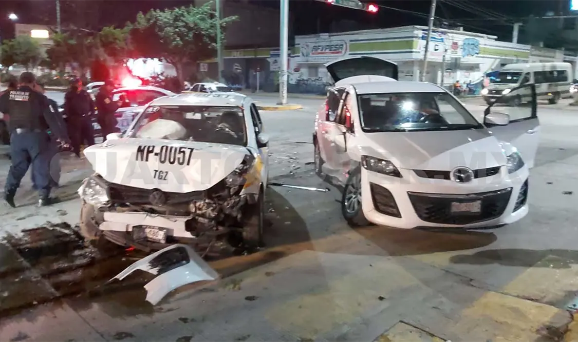 El encontronazo se dio entre un Mazda particular y un Gol en su modalidad de taxi. Ulises López / CP
