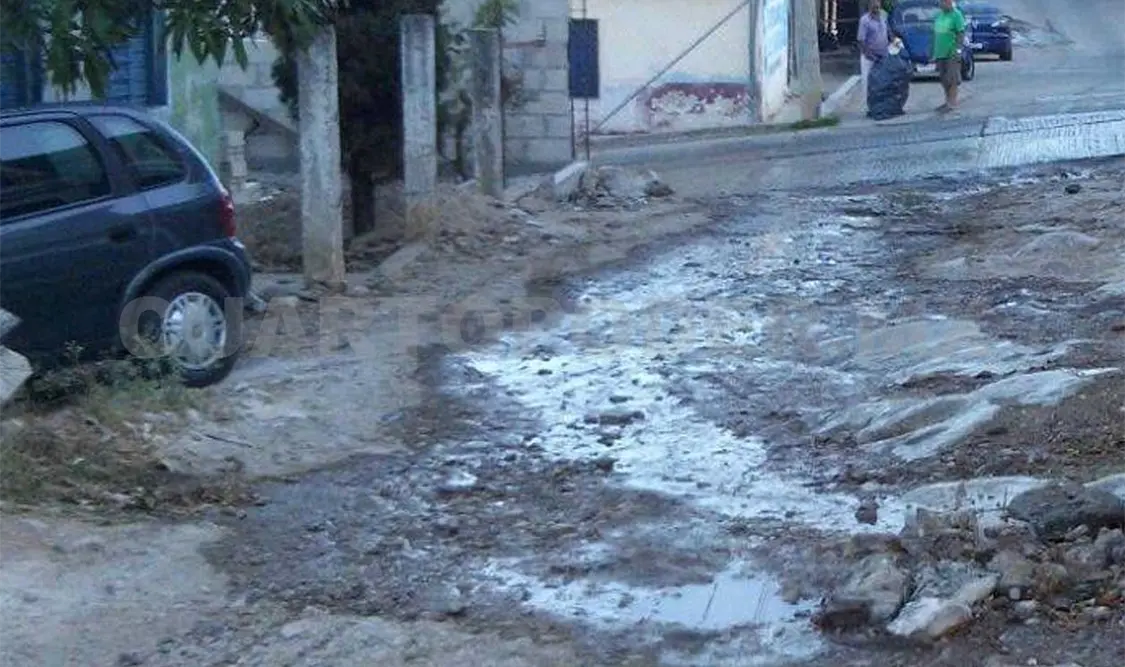 El problema se agrava toda vez que en algunos días la fuga de agua potable se mezcla con las aguas negras. CP