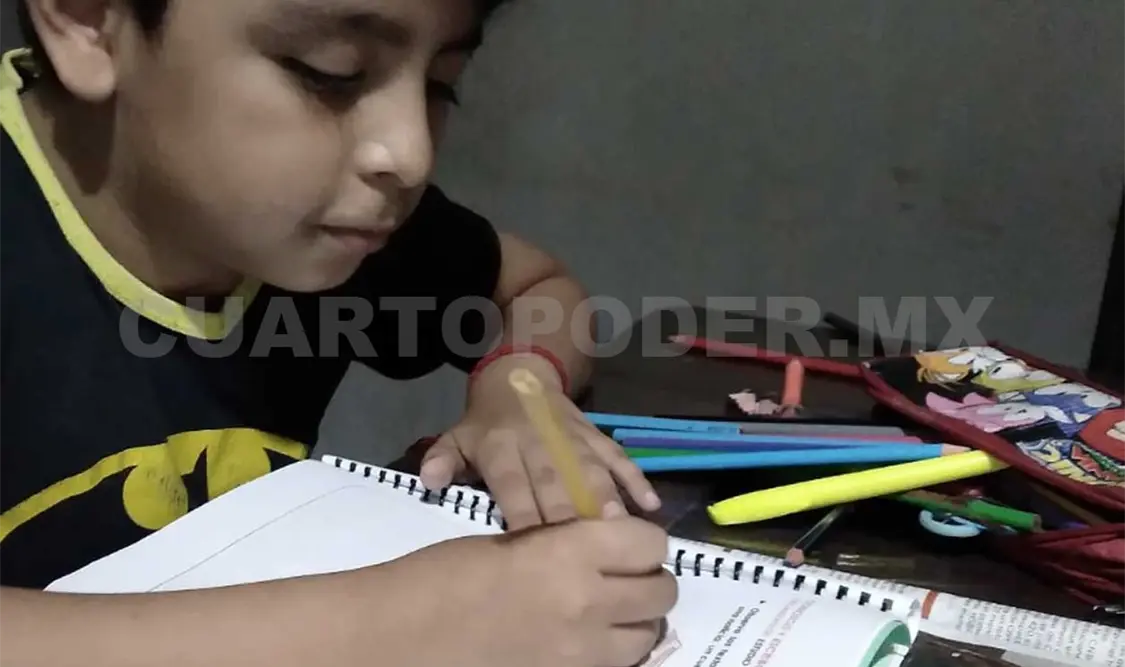 Niño de primaria aplicado en su tarea de artes. Guillermo Ramos / CP