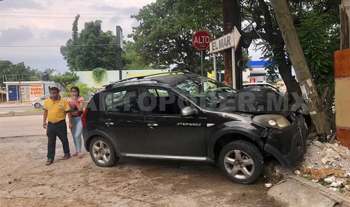 La camioneta terminó estrellándose en la esquina de una propiedad privada. José Ortega / CP