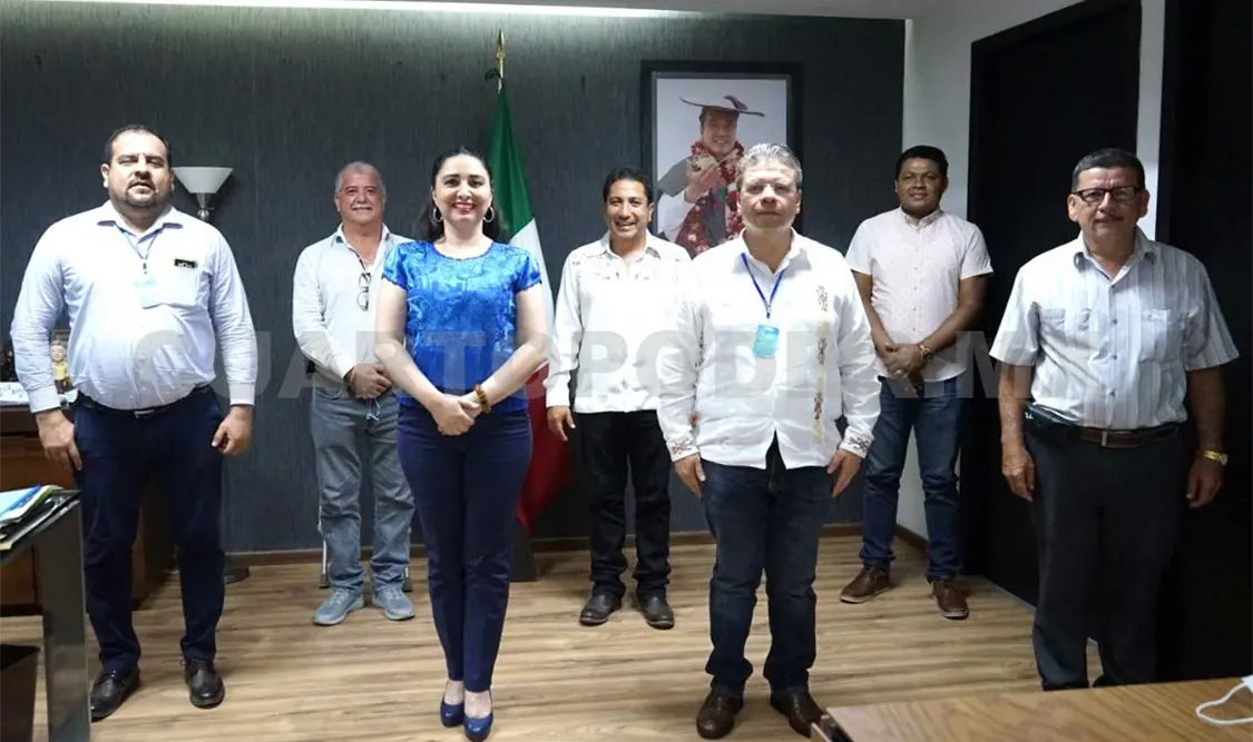 La secretaria de Bienestar de Chiapas, Adriana Grajales, sostuvo una reunión con autoridades de cinco municipios petroleros de la entidad. CP