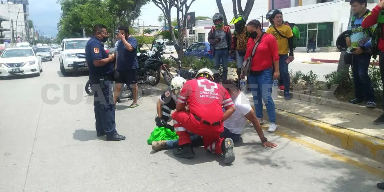 El joven motorista quedó lesionado, aunque los paramédicos descartaron heridas de gravedad. Ulises López / CP