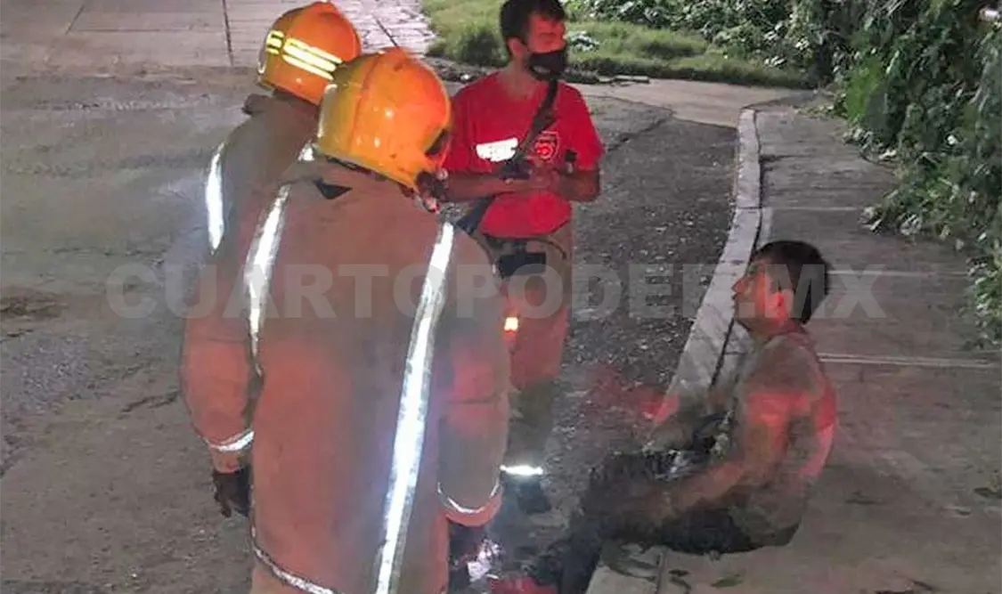 Los bomberos y la Policía Municipal se presentaron en el lugar, pero tras evaluar al sujeto determinaron que estaba ileso. José Ortega / CP