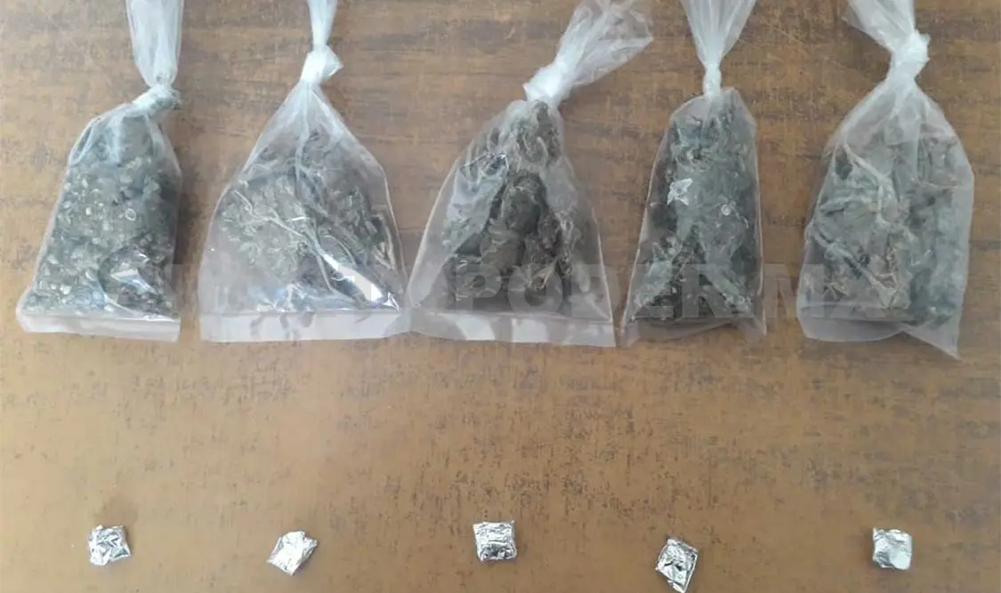 Le decomisaron cinco piedras crack y cinco bolsitas con mariguana. Víctor Sánchez / CP