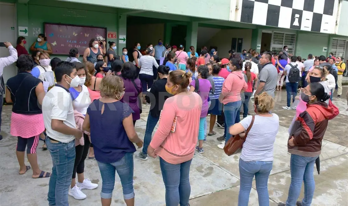 Padres de familia externaron que no permitirán el regreso del director Adalberto Palacios Escobar. Guillermo Ramos / CP