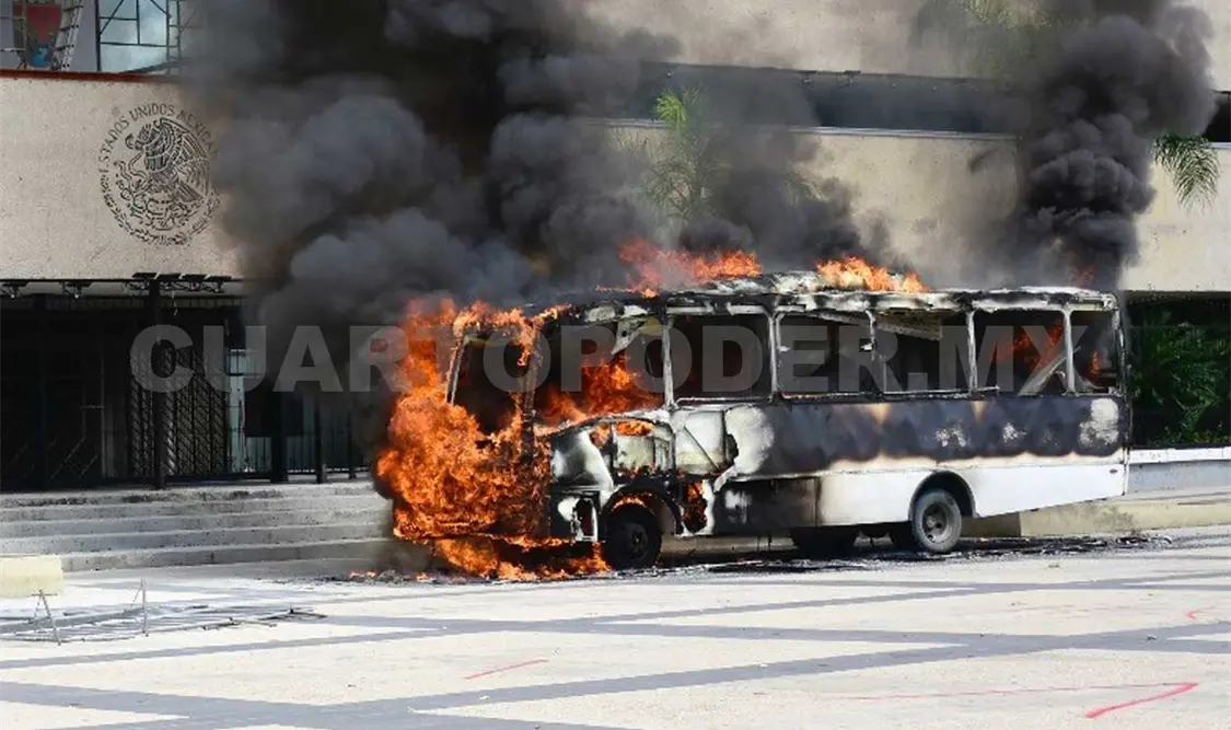 Secuestraron y “rostizaron” un Conejobus frente a Palacio de Gobierno, era una unidad especial para discapacitados. Guillermo Ramos / CP