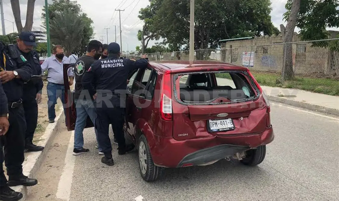 El chofer del auto compacto resultó con molestias en la espalda baja debido al aparatoso impacto. José Ortega / CP