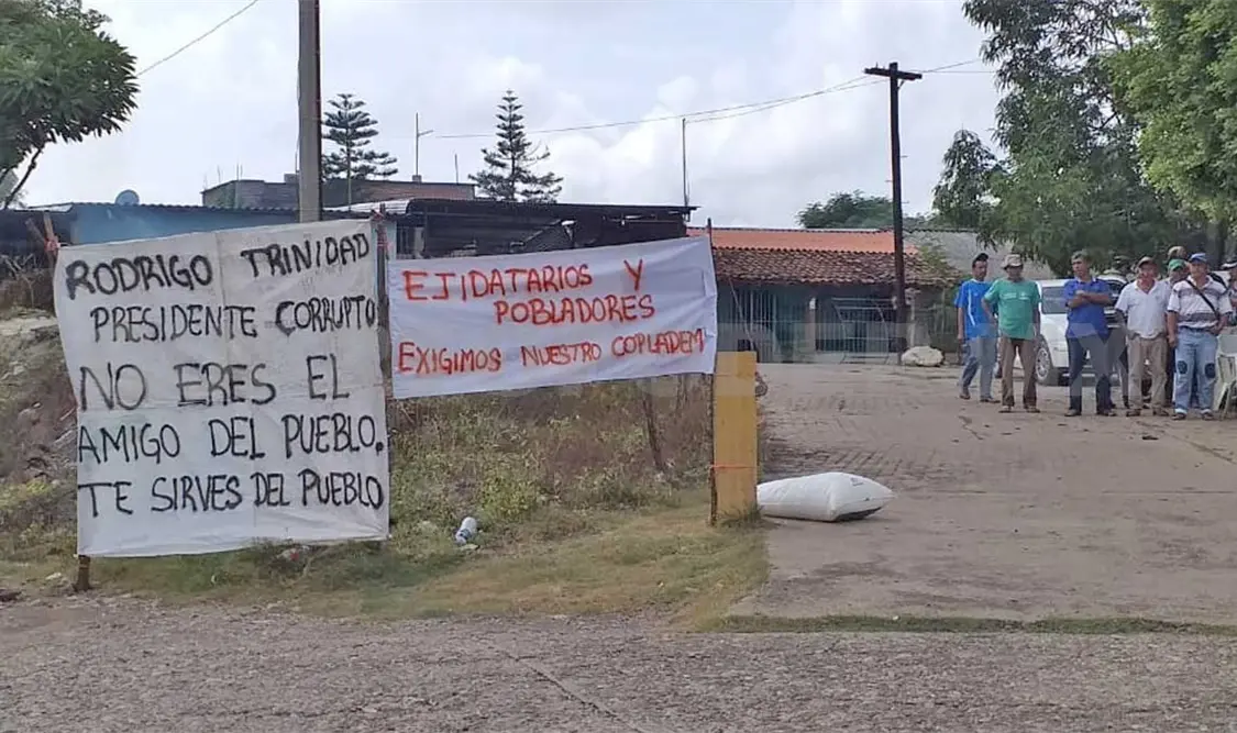 Con pancartas, los pobladores siguen las protestas en las comunidades. Cortesía