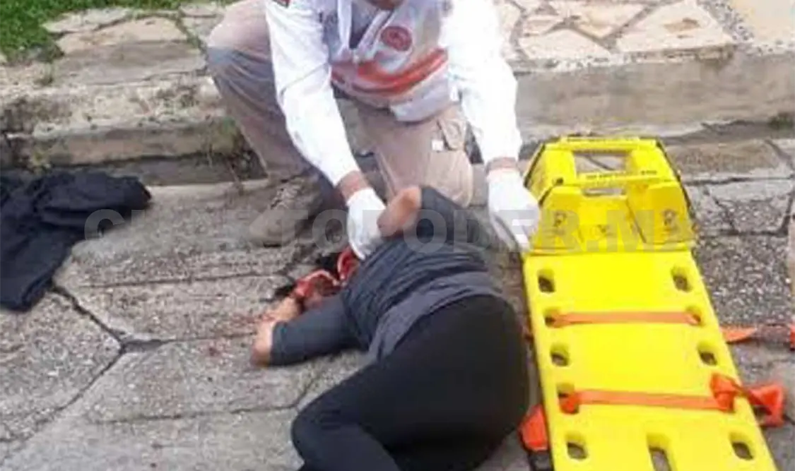 Paramédicos llegaron para su valoración y la trasladaron de urgencia a un hospital. Manuel Martínez / CP