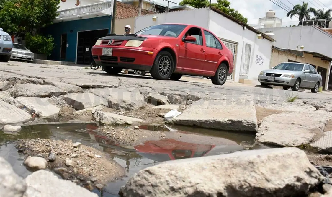 El agujero es profundo, en donde han caído carros y motos. Guillermo Ramos / CP