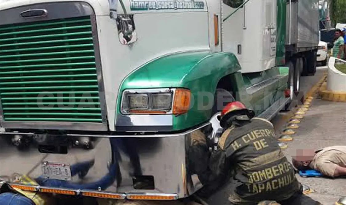 De entre las llantas, personal del Cuerpo de Bomberos rescató al septuagenario tras varios minutos de maniobras. Víctor Sánchez / CP