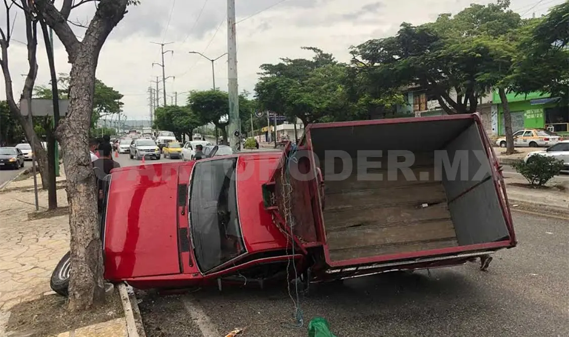 En su acelerada caída, la camioneta alcanzó a golpear a un automóvil tipo Jetta que resultó con daños menores. José Ortega / CP