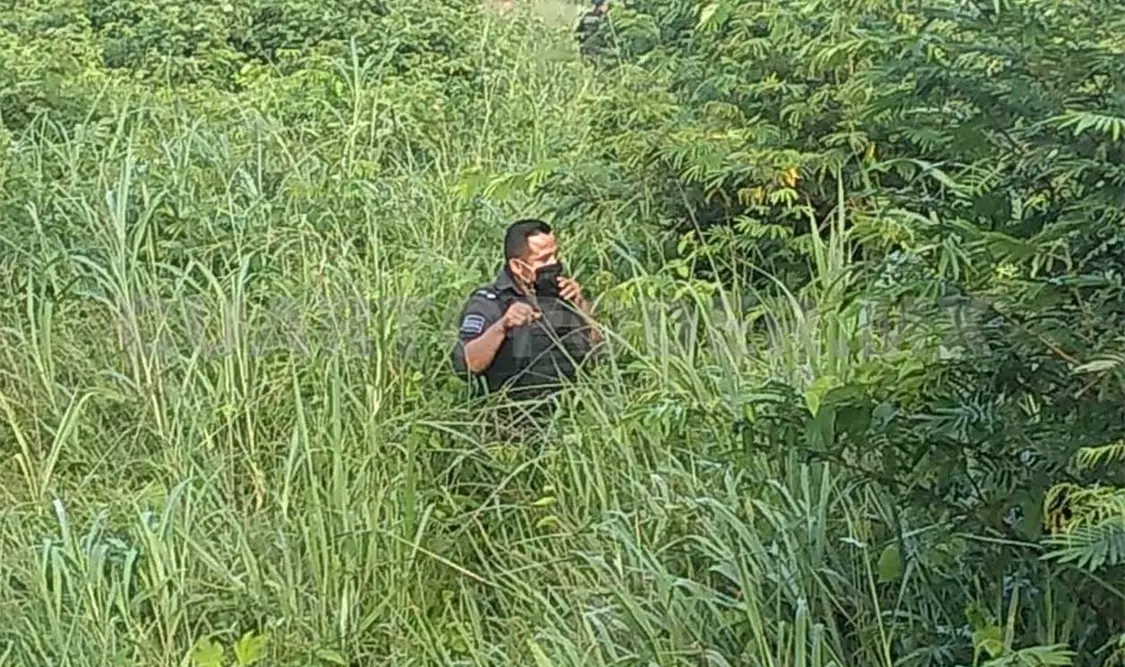 El sujeto emprendió la huida; la policía implementó un operativo entre los terrenos enmontados, pero no lograron su captura. Genaro Sánchez / CP