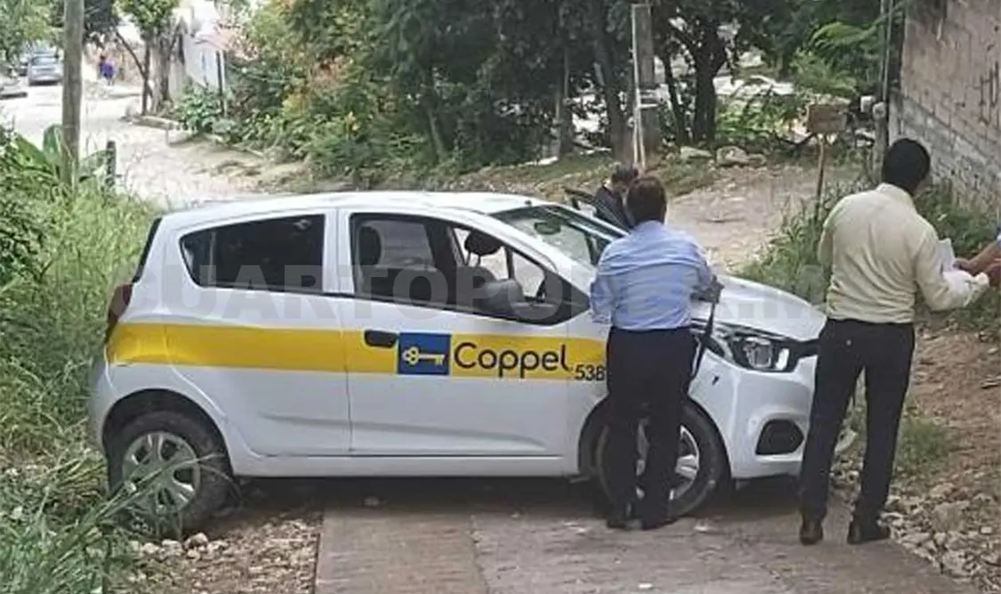 El automóvil volcó en una pendiente en la colonia Jardines del Sur durante la mañana del jueves. Ulises López / CP