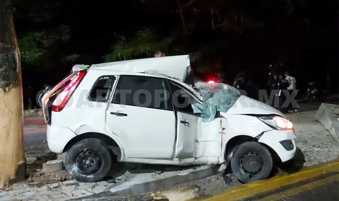 El automóvil quedó destruido; además una persona resultó herida. Ulises López / CP