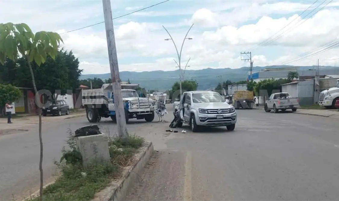 Volteo arranca la puerta a Pick up en accidente