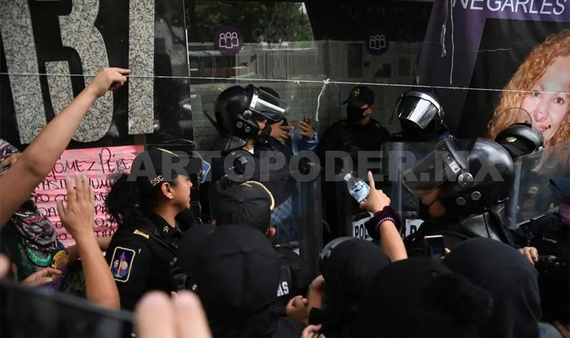 Policías prohibieron a colectivos feministas y de víctimas ingresar a la CEAV, por lo que las manifestantes decidieron volver a la CNDH. El Universal